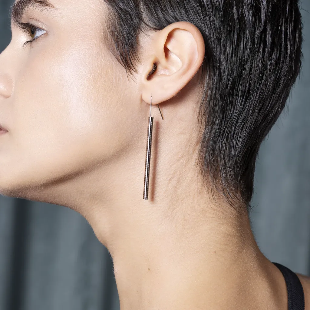 stick-acier-earrings-model-web.webp