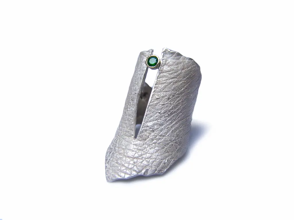 ring-emerald-cut.webp