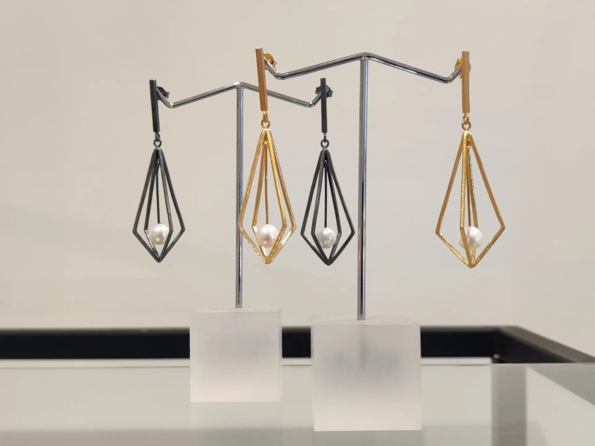 [Weronika] Oorstekers Pearl Cage Zwart Zilver